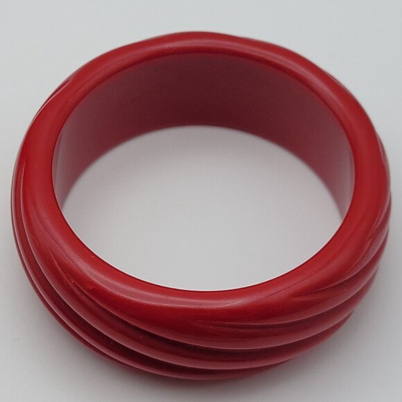 Red Carved Lucite Bangle Bracelet 8 Inch Retro 70's - Picture 2 of 4